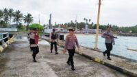 Kapolsek Miangas Iptu Glenn C Damar, S.Th, SH bersama personilnya saat melaksanakan patroli di Pelabuhan Miangas pada Rabu (8/2/2023).