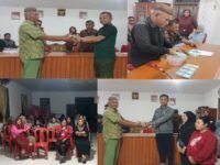 Proses penyerahan Tuntutan Ganti Rugi (TGR) dari PA kepada Pemerintah Desa Ollot Satu (foto/pemdes).