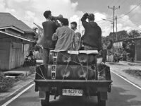 Sejumlah massa aksi saat bertolak melakukan aksi di kantor desa paku (foto/liputan15.com)