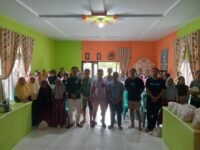 Sejumlah penambang saat menyakurkan bantuan kepada warga kurang mampu di Desa Busato (foto/istimewa).