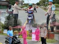 Kapolsek Bolangitang Rachmat Sondeng turun lansgung memimpin pembagian takjil kepada masyarakat dan pengendera (foto/polsek bolangitang).