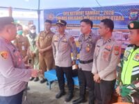 Kapolsek Bolangitang bersama personel saat berdiskusi dengan Kapolres Bolmong Utara di Posko pengamanan yang berlokasi di Desa Jambusarang (Foto: Polsek Bolangitang)