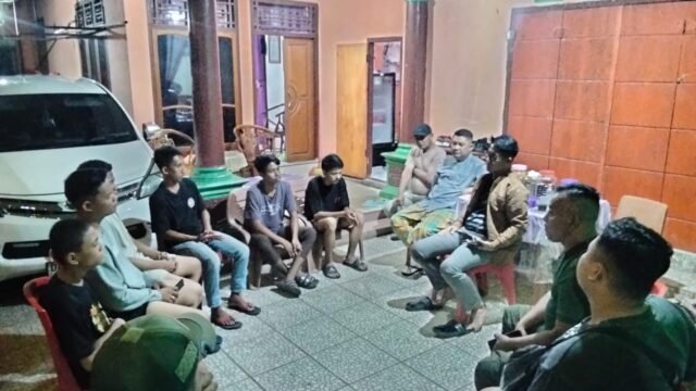 Kapolsek Bolangitang Ipda Rachmat Sondeng saat memediasi kasus pelemparan kenderaan yang viral di media sosial (doc/polsek bolangitang)